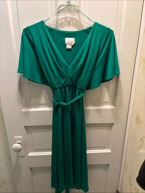Donna Morgan Emerald Green V-Neck Midi Dress with Tie Waist